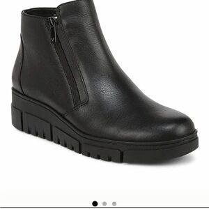 Vionic Uptown Sur Ankle Booties